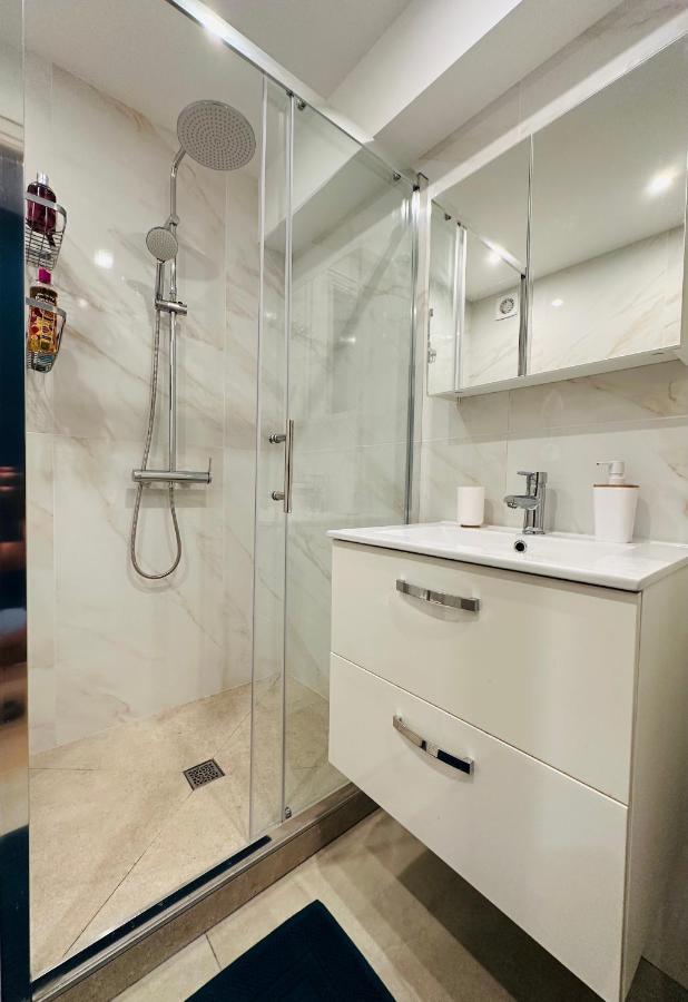 The Nice - 3 Rooms, 3Air Cond, 3Tv, 3Fans, 2 Wc, Wifi Everywhere 5Min Aeroport, Train, Beach, 1Min Tram, 15 Min Centre, Port, Parking Possible 외부 사진